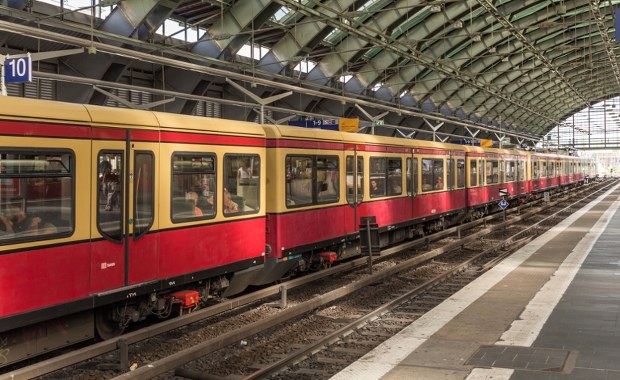 Wpadli na pomysł, by "surfować" na dachu pociągu. Obaj zginęli