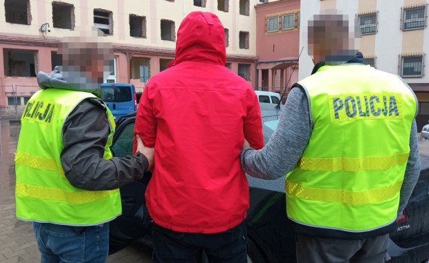 Wpadli przez kradzież alkoholu. Jeden był poszukiwany 3 listami gończymi