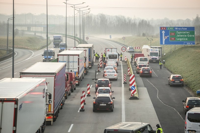 Wpis kraju w tachografie po każdym przekroczeniu granicy kraju UE jest obowiązkowy od 2 lutego 2022 roku (zdjęcie ilustracyjne) /MAREK BEREZOWSKI/REPORTER /East News
