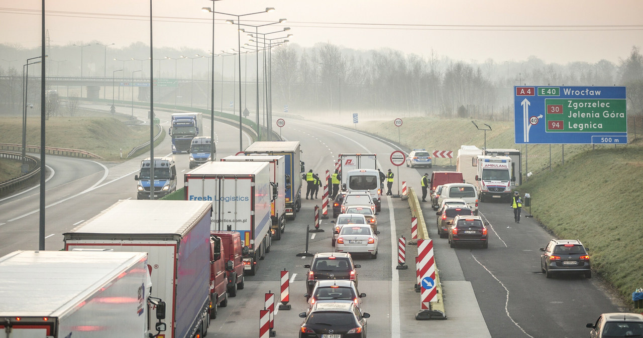 Wpis kraju w tachografie po każdym przekroczeniu granicy kraju UE jest obowiązkowy od 2 lutego 2022 roku (zdjęcie ilustracyjne) /MAREK BEREZOWSKI/REPORTER /East News