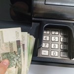 Wpłacasz tyle w bankomacie? Uważaj, bank może poinformować skarbówkę