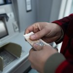 wpłata Wpłaty na konto pod lupą fiskusa. Kiedy bank zawiadomi urząd skarbowy?