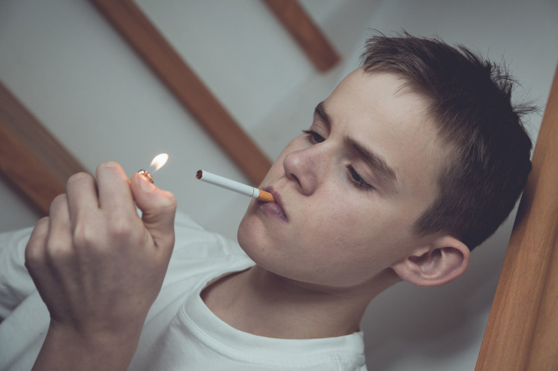 Wpływ nikotyny na młody organizm jest zastraszający /123RF/PICSEL