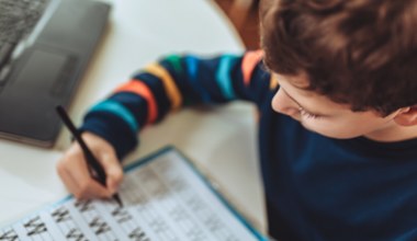 Wpływają na strukturę mózgu i funkcje poznawcze już w dzieciństwie. Niepokojące ustalenia