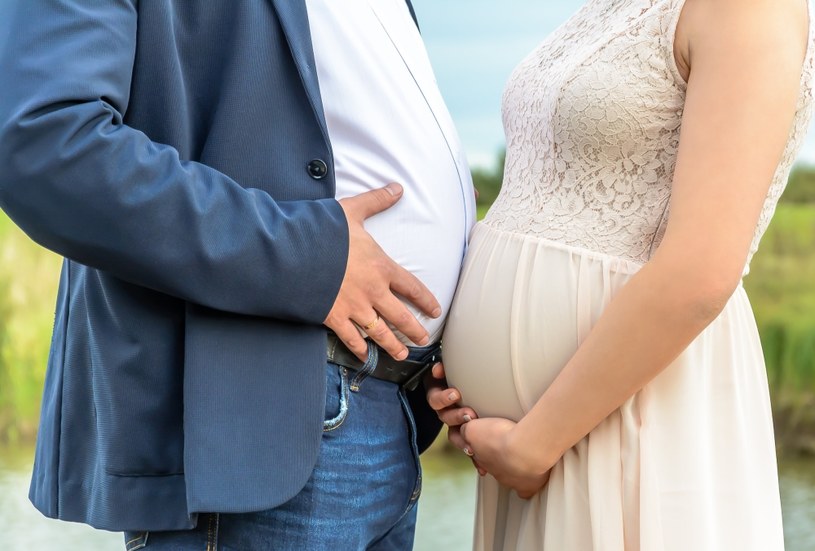 Wprawne krawcowe wiedzą, jak uszyć suknię, która będzie wygodna i równocześnie zjawiskowa dla ciężarnej panny młodej /123RF/PICSEL