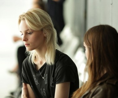 Wprowadza się do lokalu, gdzie mieszka pochodząca z Polski Zofia (Charlotte Tomaszewska). Nowa przyjaciółka wprowadza nowicjuszkę w świat pełen atrakcyjnych ludzi, drogich marek i luksusowych imprez