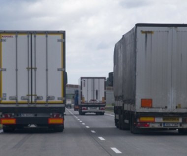 Wprowadzają zakaz wyprzedzania dla ciężarówek w całym kraju