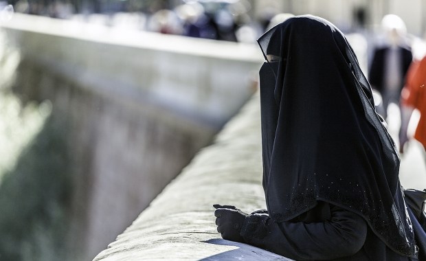 Wprowadzają zakaz zakrywania twarzy i angażowania dzieci w działalność religijną