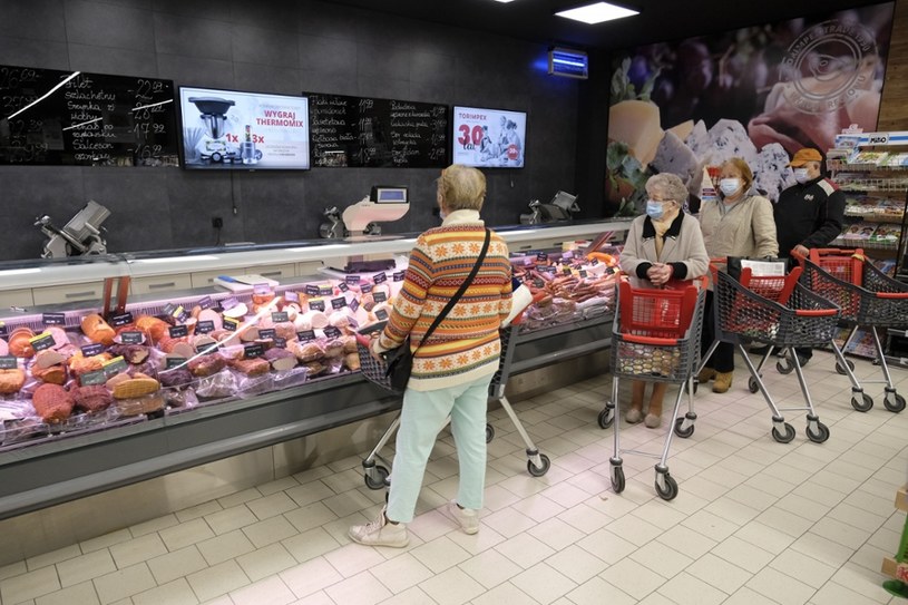 Wprowadzenie godzin dla seniora i ograniczenie liczby klientów w sklepach oznaczają wzrost cen na półkach /Grzegorz Olkowski / Polska Press /East News