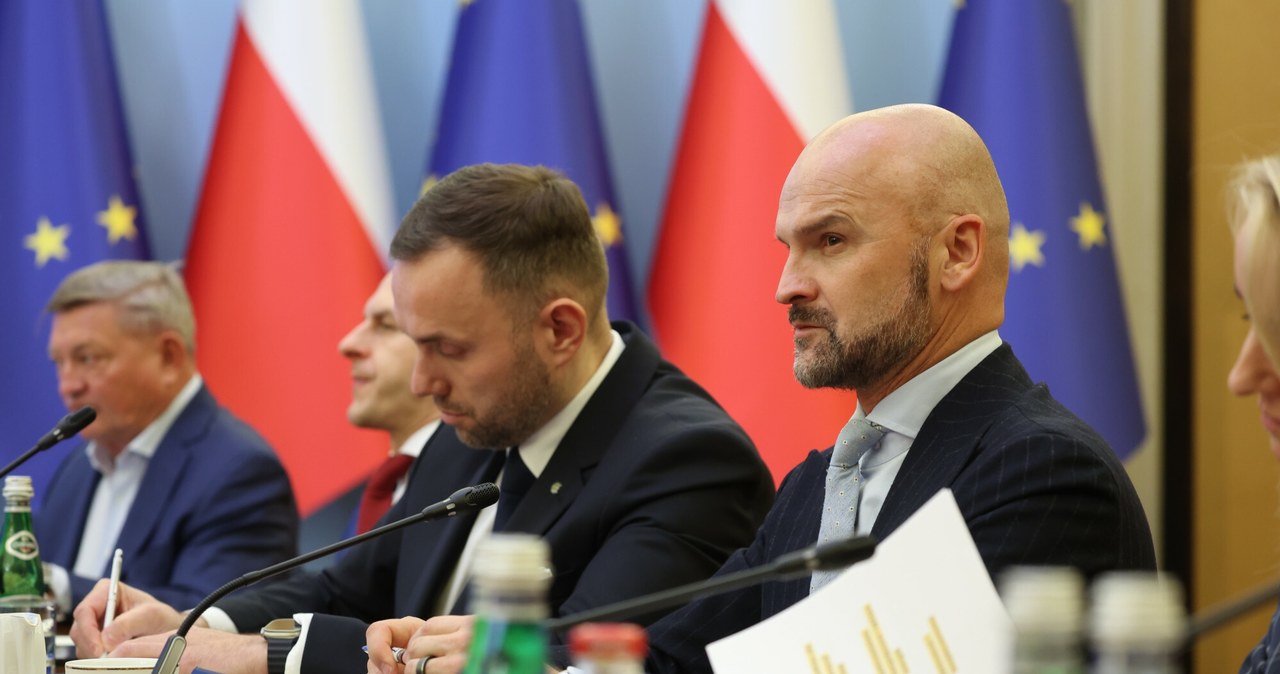 Wprowadzenie jednolitego wzoru umowy kredytowej. Kolejny pomysł zespołu Brzoski /Andrzej Iwańczuk /Reporter