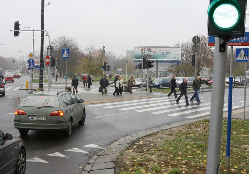 Wprowadzenie pierwszeństawa dla pieszych w pobliżu przejści budzi sprzeciw kierowców /Wojciech Traczyk /East News