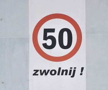 Wraca pomysł 50 km/h w terenie zabudowanym przez całą dobę! Kolejny martwy przepis? 