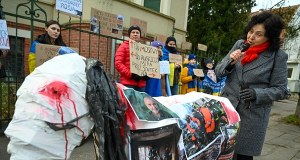 ​"Wracajcie do ruskiego mira". Konsul wychodzi tylnymi drzwiami