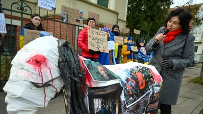 ​"Wracajcie do ruskiego mira". Konsul wychodzi tylnymi drzwiami