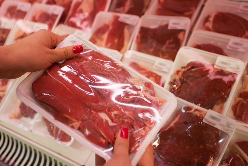 Wracasz z zakupów, a opakowanie mięsa jest spuchnięte. Czy można zjeść taki produkt?