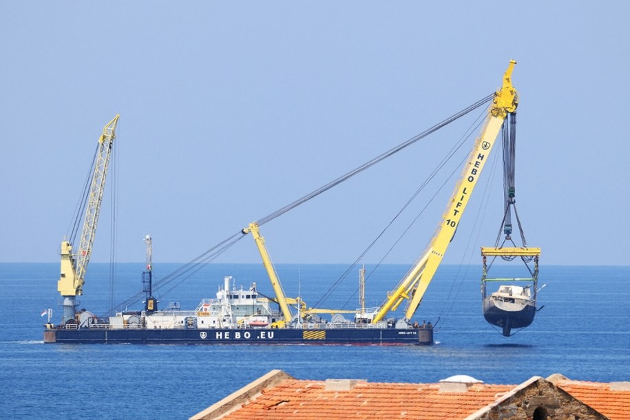 Wrak Bayesiana transportowany w kierunku portu /Alberto Lo Bianco/Anadolu/ABACAPRESS.COM /East News