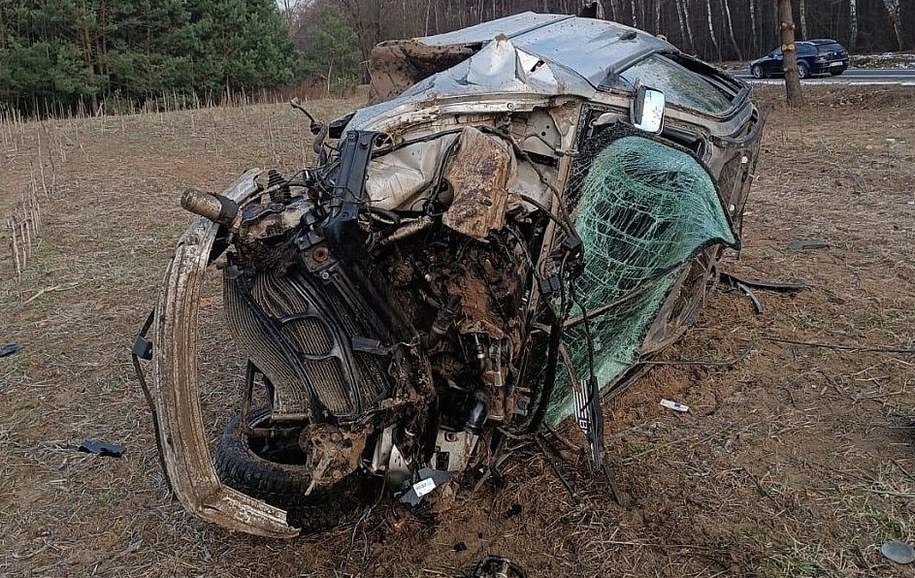 Wrak BMW po dachowaniu /KPP JAROSŁAW /Policja