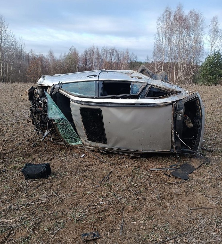 Wrak BMW po dachowaniu /KPP JAROSŁAW /Policja