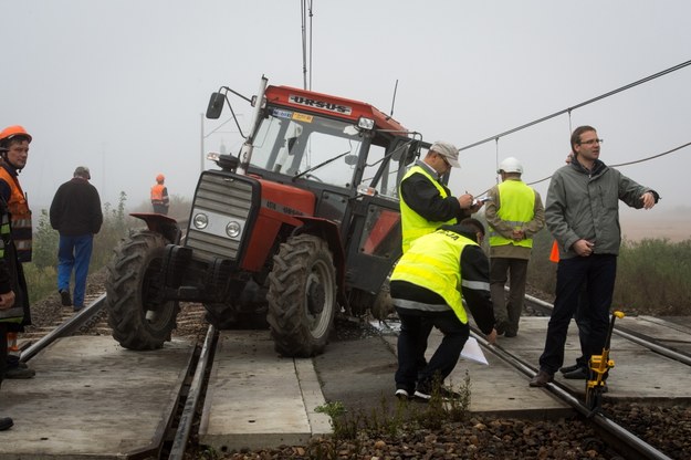 Wrak ciągnika rolniczego na miejscu wypadku na przejeździe kolejowym w Bagniewku /Tytus Żmijewski /PAP
