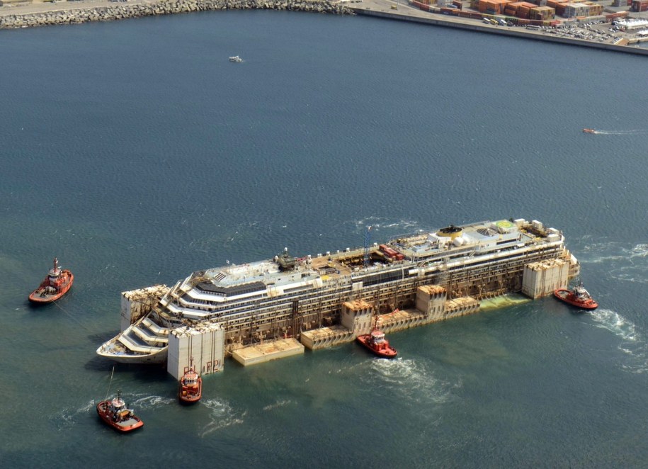 Wrak Costy Concordii w porcie w Genui /ITALIAN COASTGUARDS /PAP/EPA