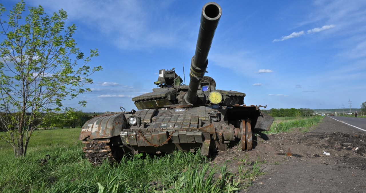 Wrak czolgu T-72 na Ukrainie /SERGEY BOBOK/AFP /AFP