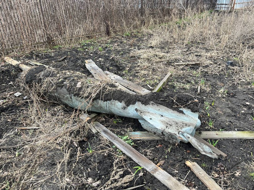 Wrak FAB-500 UMPK znaleziony w marcu na terytorium Ukrainy.  Rosjanie używają ich od grudnia 2022 roku. Pylony tej bomby mają nie wytrzymywać jej ciężaru, co sprawia, że często rozlatują się na kawałki w locie, prowadząc do spadnięcia bomby daleko poza wyznaczonym celem /Rob Lee /Twitter
