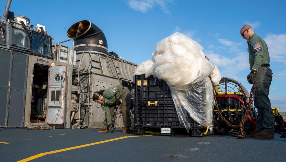 Wrak jednego z balonów /U.S. Navy/Mass Communication Specialist 1st Class Ryan SeelbachU.S. Navy/Mass Communication Specialist 1st Class Ryan Seelbach /PAP/EPA