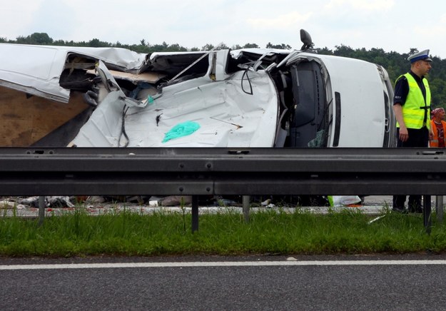 Wrak jednego z busów na miejscu tragicznego wypadku na autostradzie A4 /Krzysztof Świderski /PAP