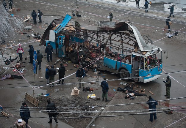 Wrak miejskiego trolejbusu w Wołgogradzie, w którym doszło do drugiego ataku /STRINGER /PAP/EPA