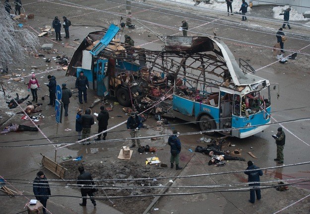 Wrak miejskiego trolejbusu w Wołgogradzie, w którym doszło do drugiego ataku /PAP/EPA/STRINGER /PAP