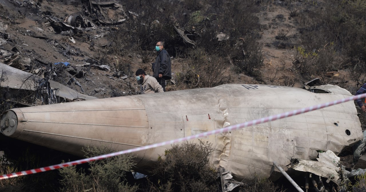 Wrak pakistańskiego samolotu pasażerskiego. Na pokładzie znajdowało się 47 osób. Wszyscy zginęli /AFP