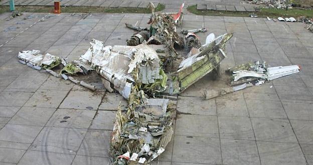 Wrak prezydenckiego tupolewa leżący na płycie lotniska w Smoleńsku /East News