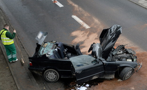 Samochód uderzył w filar mostu. Poważne utrudnienia Wrak samochodu bmw, który rozbił się na filarze mostu /Bartłomiej Zborowski /PAP