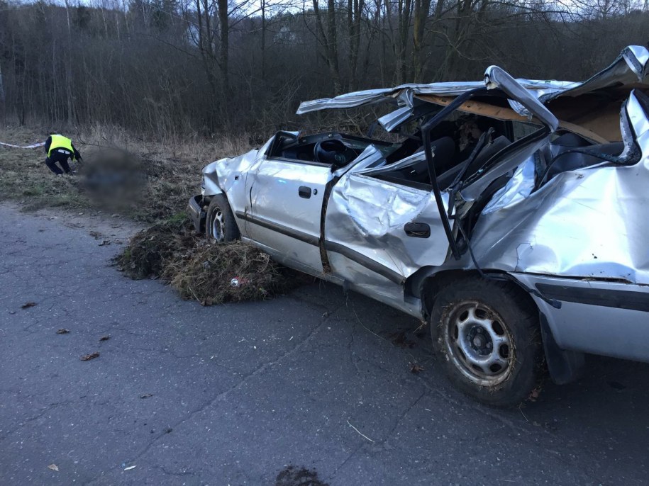 Wrak samochodu, którym podróżowali młodzi ludzie /KMP Olsztyn /