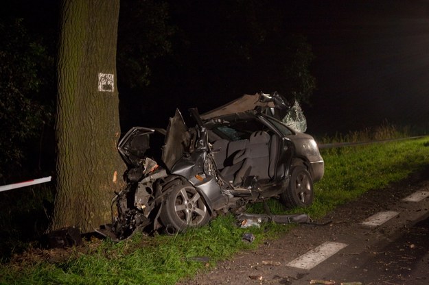 Wrak samochodu na miejscu tragicznego wypadku drogowego na drodze wojewódzkiej 703 w Kwiatkówku /Marek Klinski /PAP
