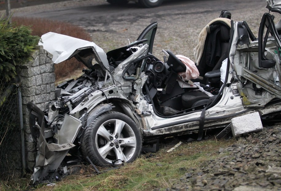 Wrak samochodu na miejscu wypadku na niestrzeżonym przejeździe kolejowym w Wilimowie /Tomasz Waszczuk /PAP