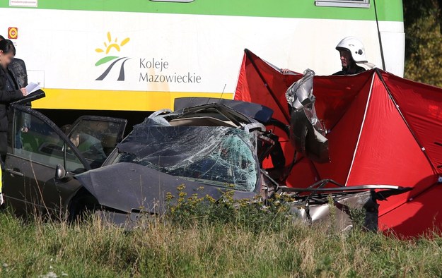 Wrak samochodu na miejscu zderzenia samochodu osobowego z dwoma pociągami na strzeżonym przejeździe kolejowym w Kozerkach /Tomasz Gzell /PAP