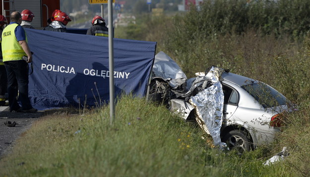 Tragiczny wypadek na Podkarpaciu. Dwie osoby nie żyją Wrak samochodu osobowego na miejscu śmiertelnego wypadku na drodze krajowej nr 28 /Darek Delmanowicz /PAP