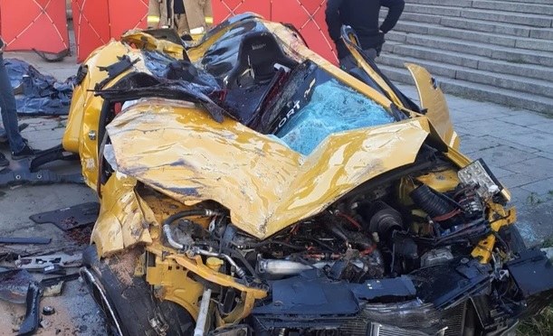 Wrak samochodu po tragicznym wypadku w Krakowie /Policja