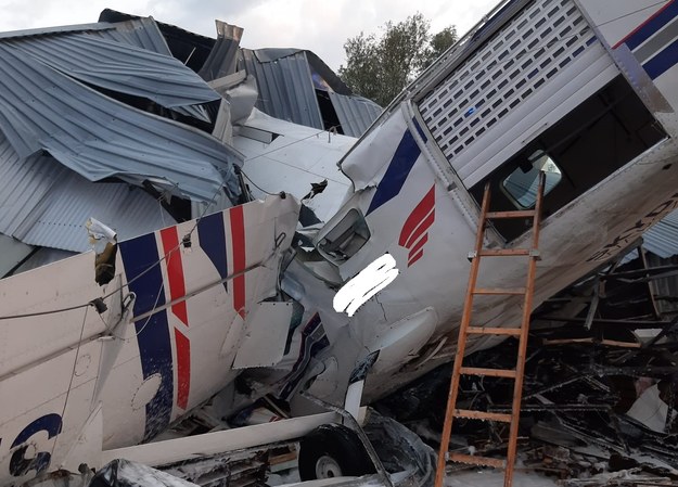 Wrak samolotu cessna na miejscu katastrofy lotniczej w Chrcynnie /Państwowa Straż Pożarna