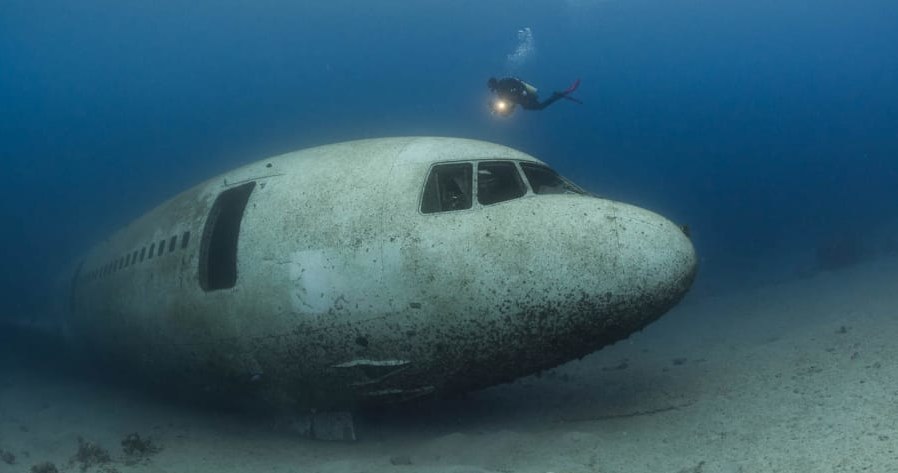 Wrak samolotu na dnie Morza Czerwonego to prawdziwa gratka dla podwodnych fotografów /zdjęcie: Brett Hoelzer / Centrum nurkowe Deep Blue /domena publiczna