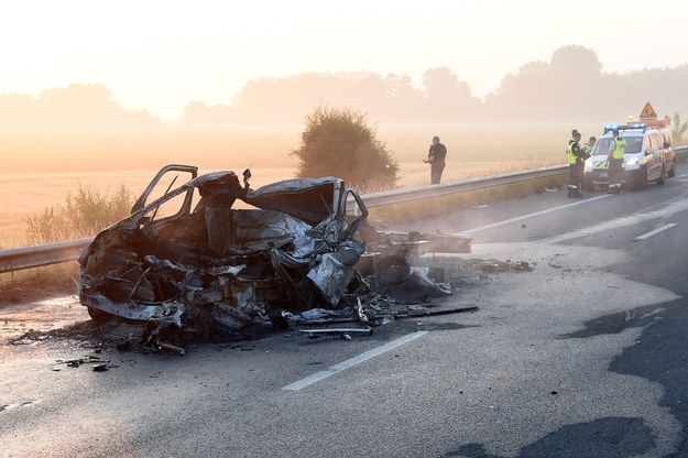Wrak spalonego auta zarejestrowanego w Polsce /GUY DROLLET  /PAP/EPA