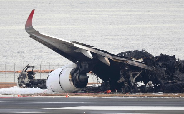 Wrak spalonego samolotu pasażerskiego /JIJI PRESS /PAP/EPA
