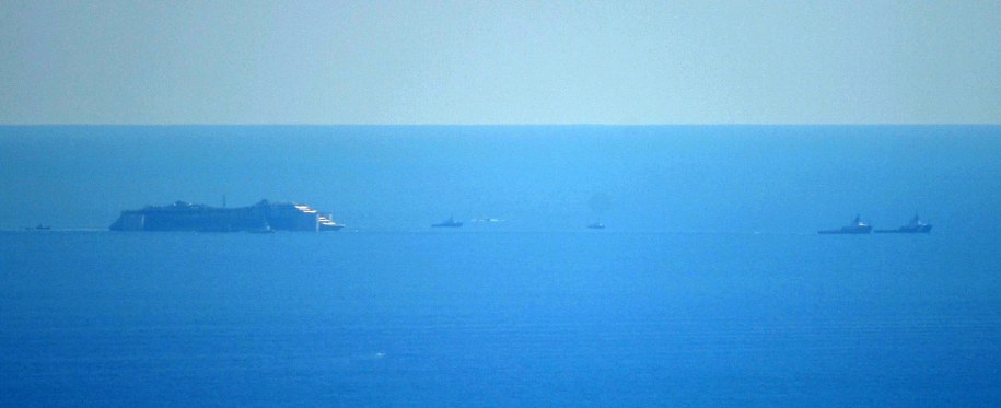Wrak statku Costa Concordia holowany był z prędkością 2,5 węzła w konwoju kilkunastu statków /LUCA ZENNARO /PAP/EPA