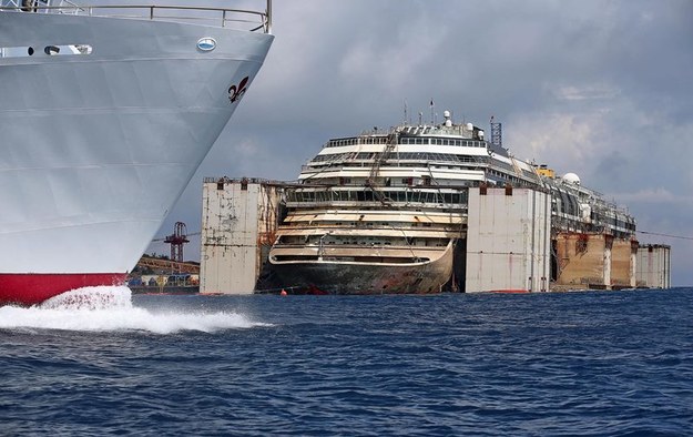 Wrak statku Costa Concordia /ALESSANDRO DI MEO    /PAP/EPA