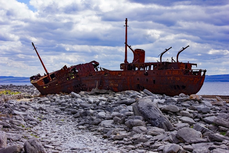 Wrak statku na wyspie Inishkea /Shutterstock