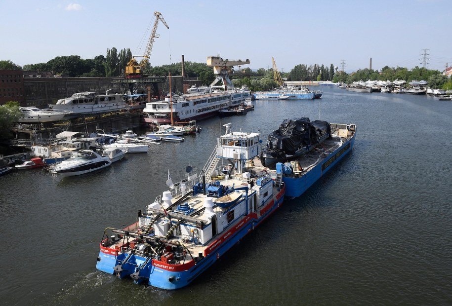 Wrak statku wycieczkowego Hableany, który zatonął po zderzeniu ze statkiem-hotelem. /TOMAS KOVACS /PAP/EPA