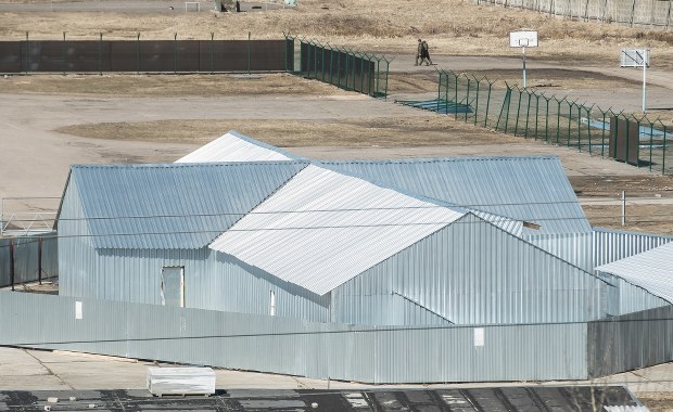 Wrak tupolewa nadal niedostępny. Zamiast namiotu - blaszana konstrukcja