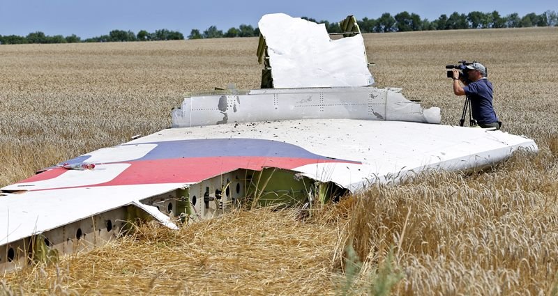 Wrak zestrzelonego samolotu /ROBERT GHEMENT /PAP/EPA