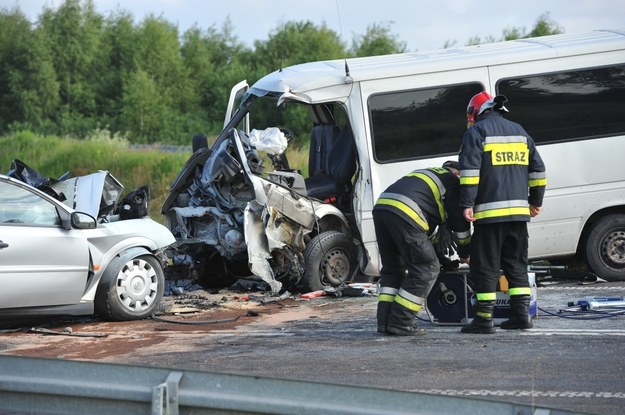 Wraki pojazdów na miejscu wypadku na drodze krajowej nr 10 w pobliżu Morzyczyna /Marcin Bielecki /PAP